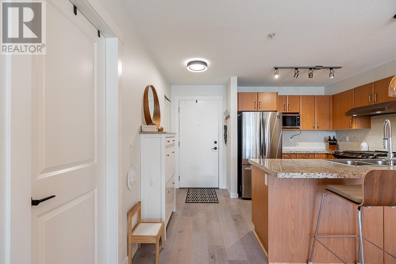 Listing Picture 3 of 30 : 303 4728 DAWSON STREET, Burnaby / 本拿比 - 魯藝地產 Yvonne Lu Group - MLS Medallion Club Member