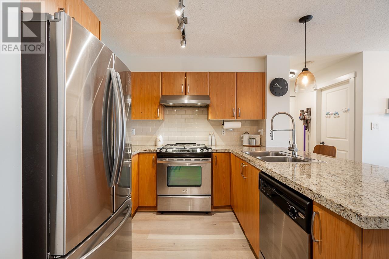 Listing Picture 4 of 30 : 303 4728 DAWSON STREET, Burnaby / 本拿比 - 魯藝地產 Yvonne Lu Group - MLS Medallion Club Member