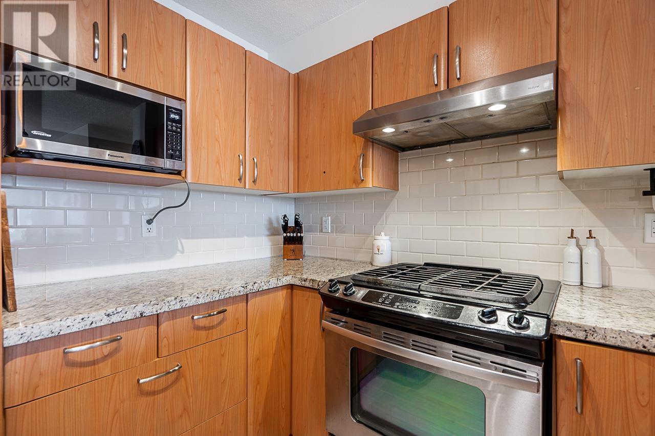 Listing Picture 5 of 30 : 303 4728 DAWSON STREET, Burnaby / 本拿比 - 魯藝地產 Yvonne Lu Group - MLS Medallion Club Member