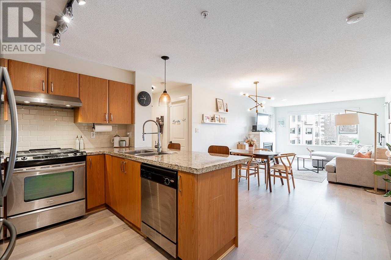 Listing Picture 8 of 30 : 303 4728 DAWSON STREET, Burnaby / 本拿比 - 魯藝地產 Yvonne Lu Group - MLS Medallion Club Member