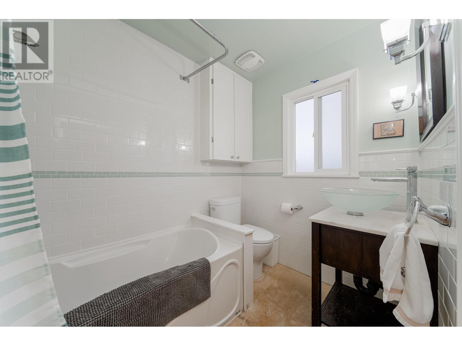 Listing Picture 12 of 39 : 1865 E 53RD AVENUE, Vancouver / 溫哥華 - 魯藝地產 Yvonne Lu Group - MLS Medallion Club Member