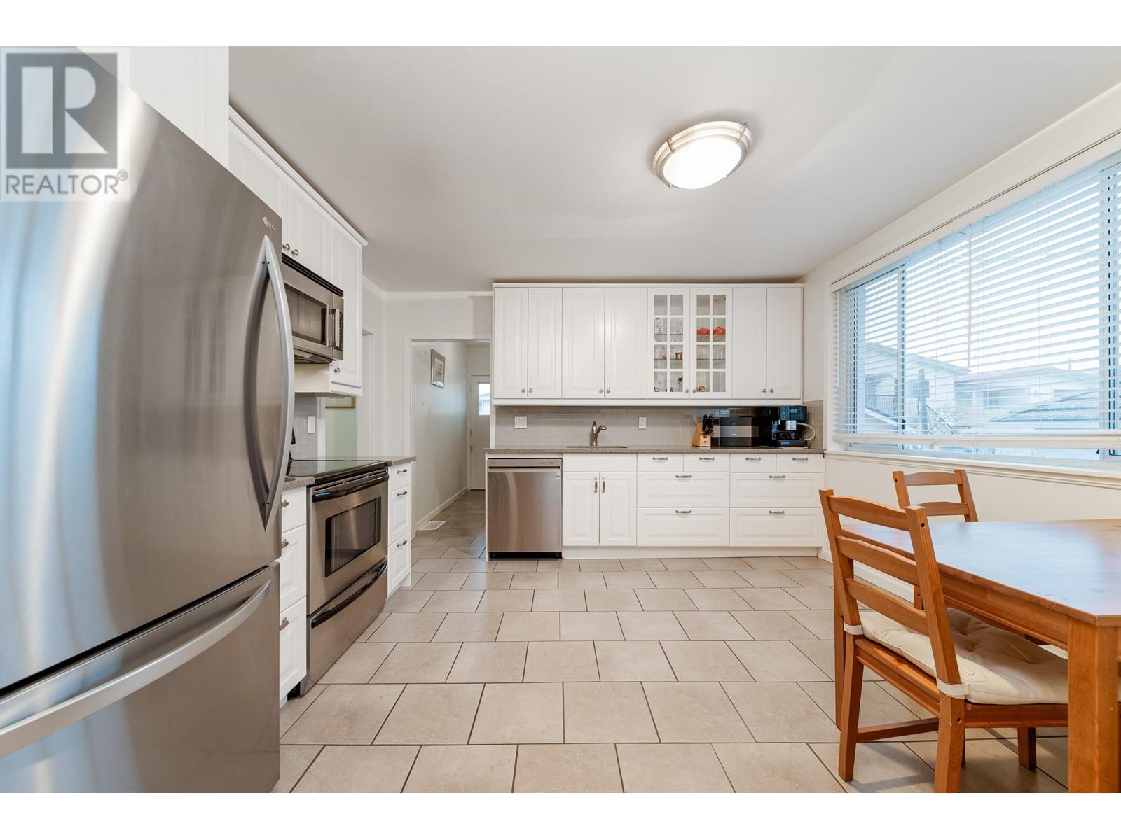 Listing Picture 2 of 39 : 1865 E 53RD AVENUE, Vancouver / 溫哥華 - 魯藝地產 Yvonne Lu Group - MLS Medallion Club Member