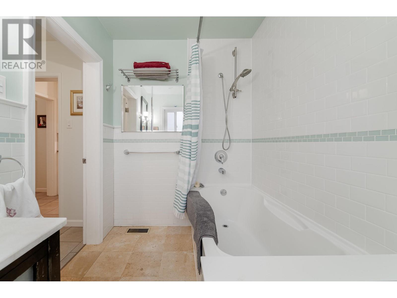 Listing Picture 23 of 39 : 1865 E 53RD AVENUE, Vancouver / 溫哥華 - 魯藝地產 Yvonne Lu Group - MLS Medallion Club Member