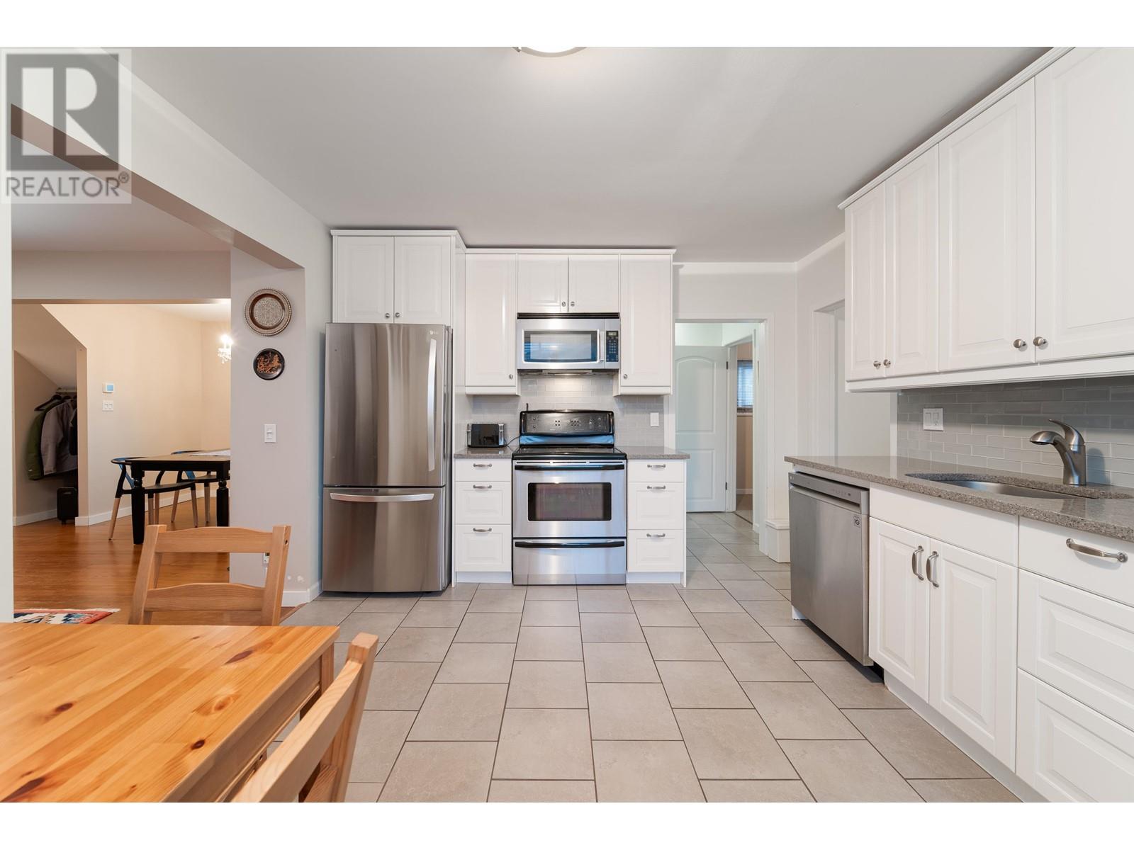 Listing Picture 4 of 39 : 1865 E 53RD AVENUE, Vancouver / 溫哥華 - 魯藝地產 Yvonne Lu Group - MLS Medallion Club Member