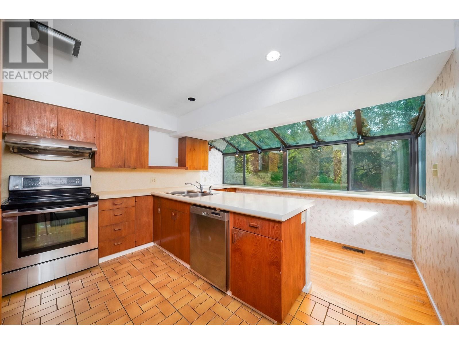 8076 Gray Avenue, Burnaby, British Columbia  V5J 4A1 - Photo 10 - R2964408
