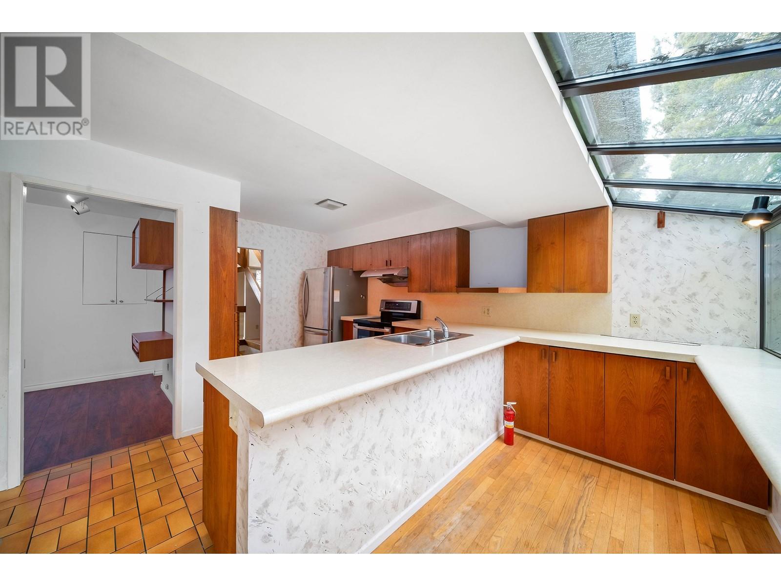 8076 Gray Avenue, Burnaby, British Columbia  V5J 4A1 - Photo 11 - R2964408