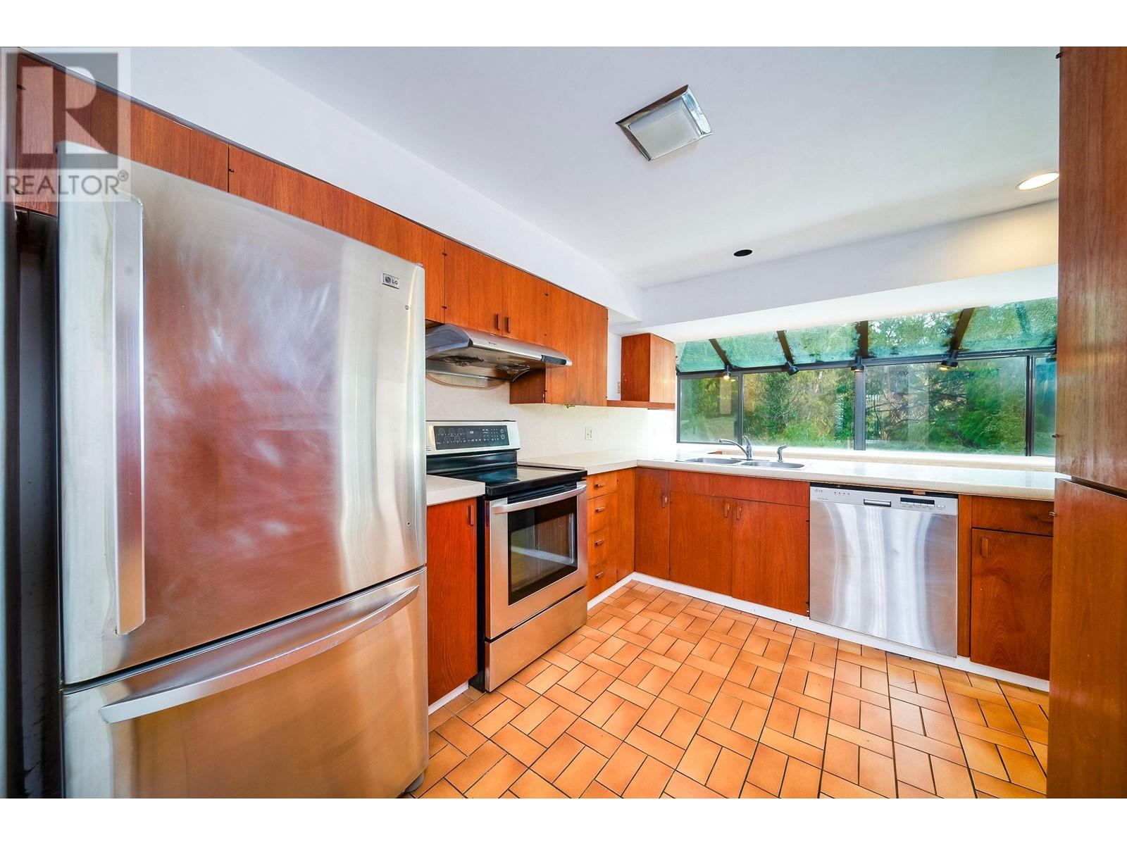 8076 Gray Avenue, Burnaby, British Columbia  V5J 4A1 - Photo 12 - R2964408