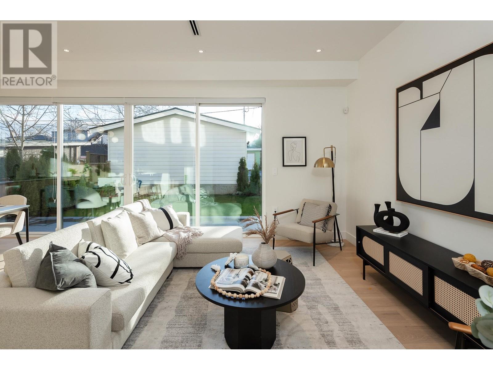 Listing Picture 2 of 38 : 32 E 37TH AVENUE, Vancouver / 溫哥華 - 魯藝地產 Yvonne Lu Group - MLS Medallion Club Member