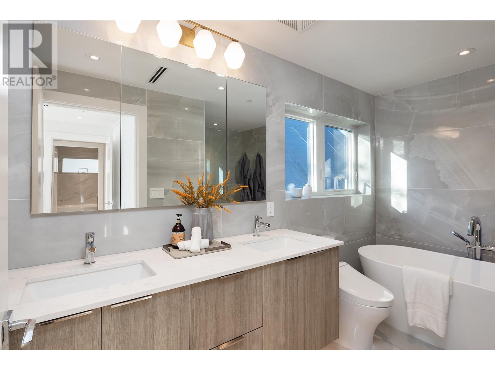 Listing Picture 34 of 38 : 32 E 37TH AVENUE, Vancouver / 溫哥華 - 魯藝地產 Yvonne Lu Group - MLS Medallion Club Member