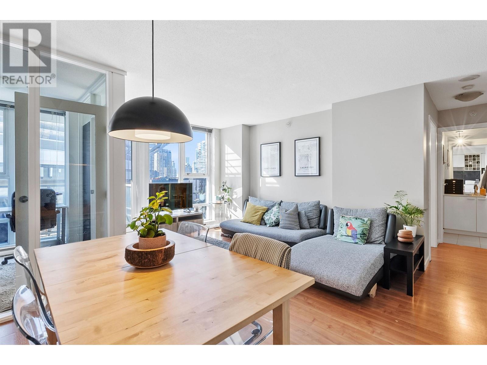 Listing Picture 3 of 23 : 602 111 W GEORGIA STREET, Vancouver / 溫哥華 - 魯藝地產 Yvonne Lu Group - MLS Medallion Club Member