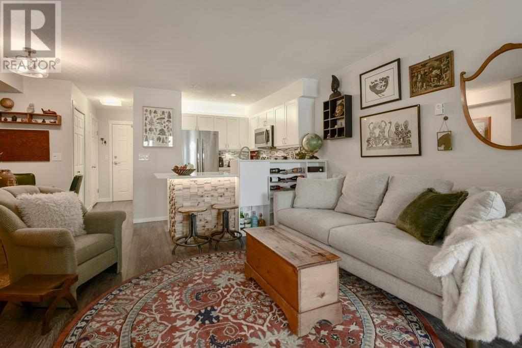 Listing Picture 2 of 40 : 206 1707 CHARLES STREET, Vancouver / 溫哥華 - 魯藝地產 Yvonne Lu Group - MLS Medallion Club Member