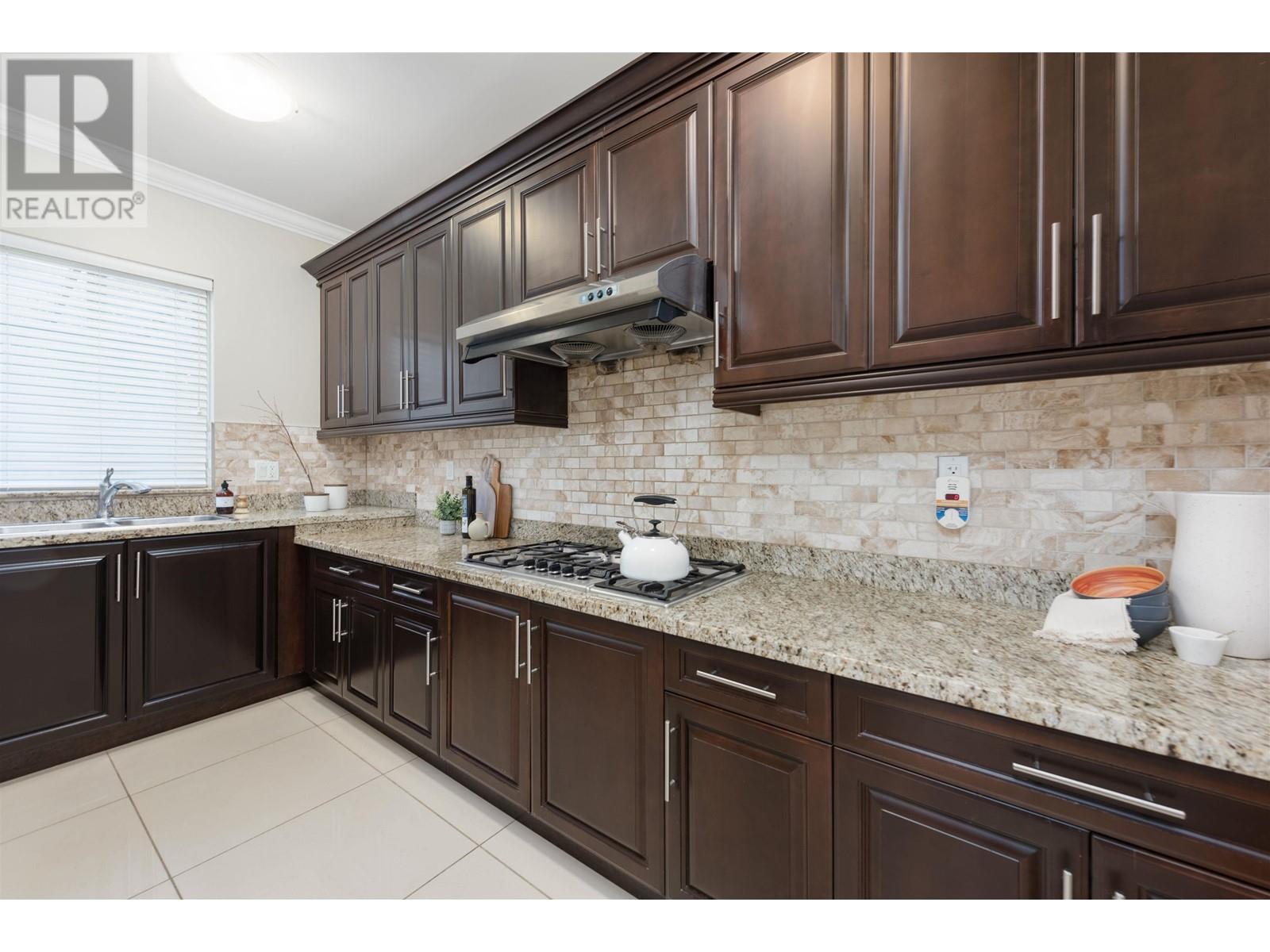 Listing Picture 9 of 19 : 8480 KELMORE ROAD, Richmond / 烈治文 - 魯藝地產 Yvonne Lu Group - MLS Medallion Club Member
