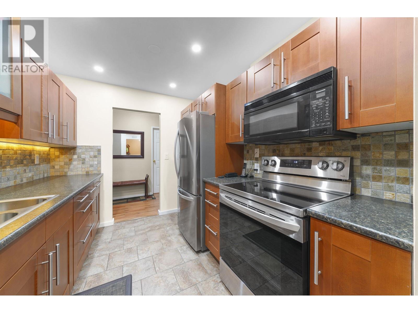 Listing Picture 2 of 29 : 310 10631 NO. 3 ROAD, Richmond / 烈治文 - 魯藝地產 Yvonne Lu Group - MLS Medallion Club Member