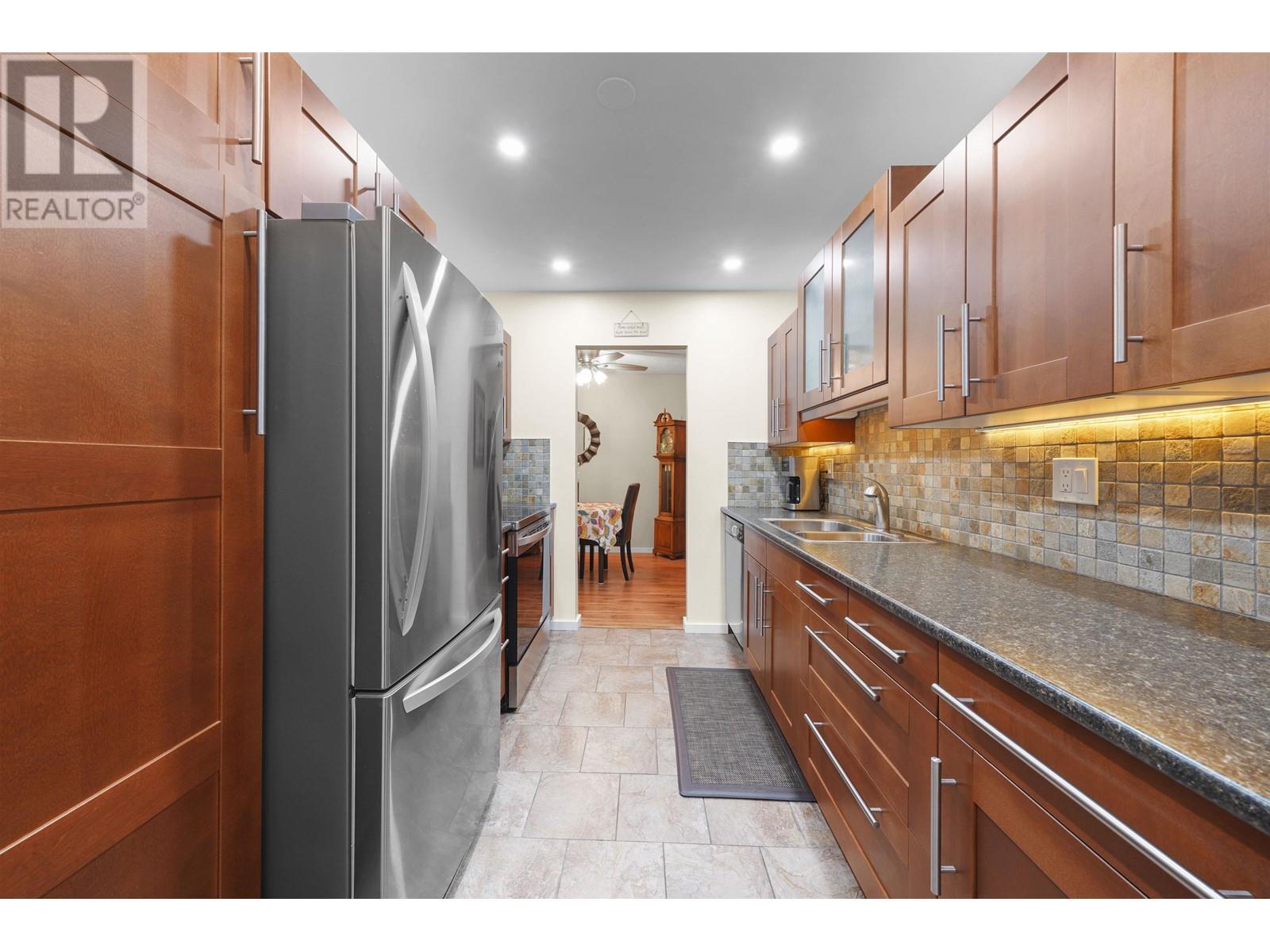 Listing Picture 3 of 29 : 310 10631 NO. 3 ROAD, Richmond / 烈治文 - 魯藝地產 Yvonne Lu Group - MLS Medallion Club Member