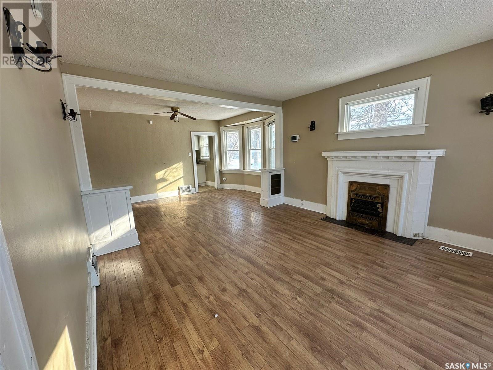 Property at 1077 Garnet STREET image 3