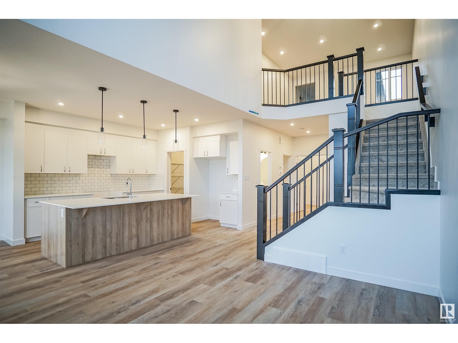 Property at 1323 11 AV NW image 4