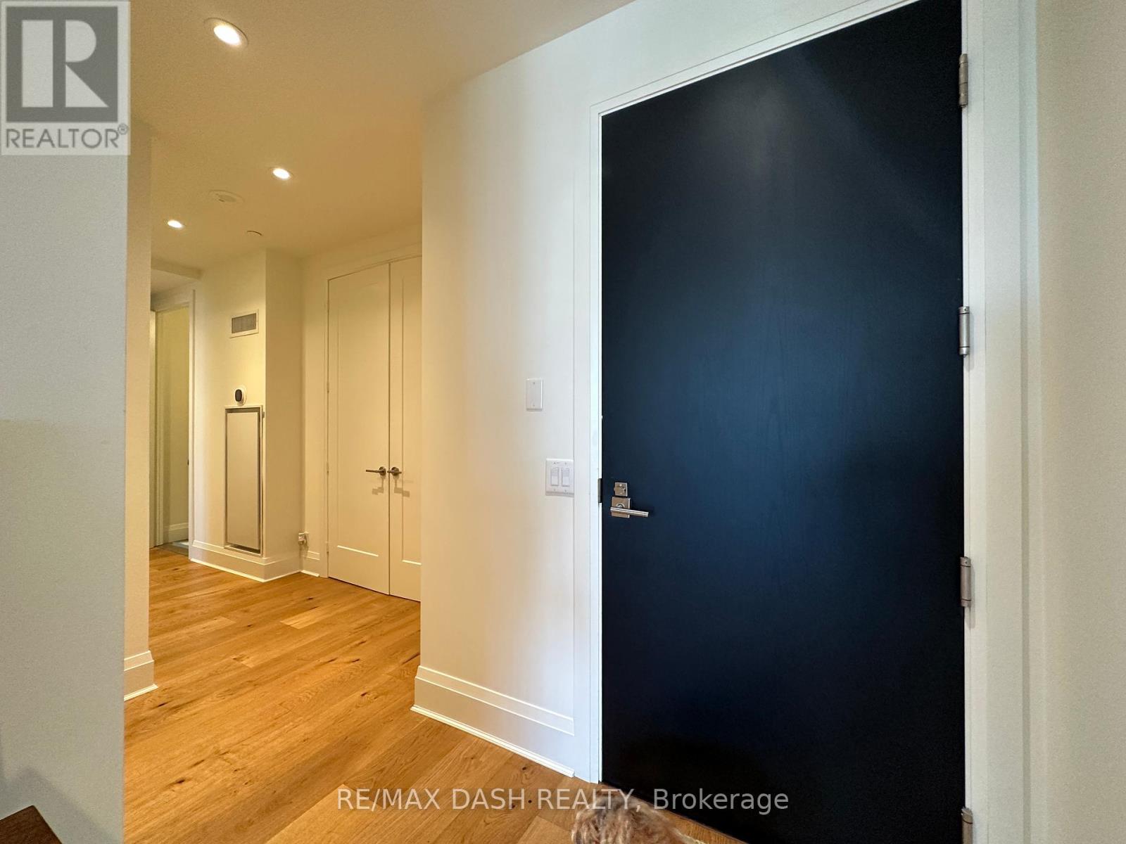 Property at 1002 - 151 AVENUE ROAD image 4