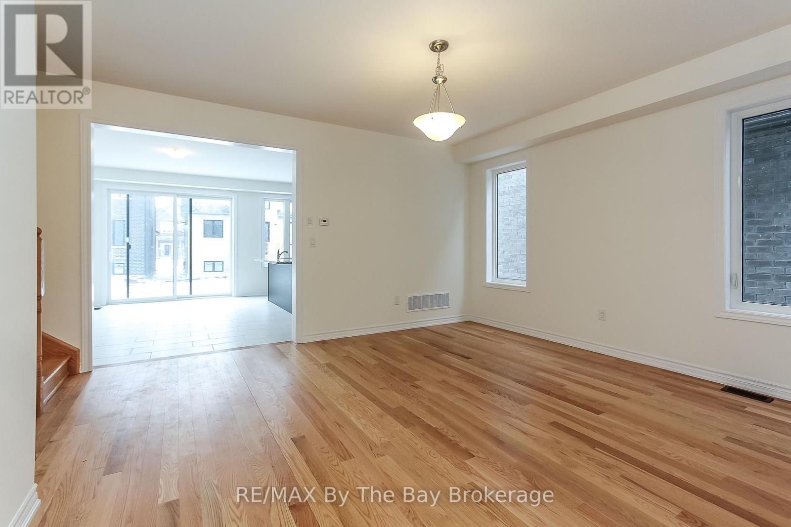 151 Rosanne Circle, Wasaga Beach, Ontario  L9Z 0N1 - Photo 13 - S11962128