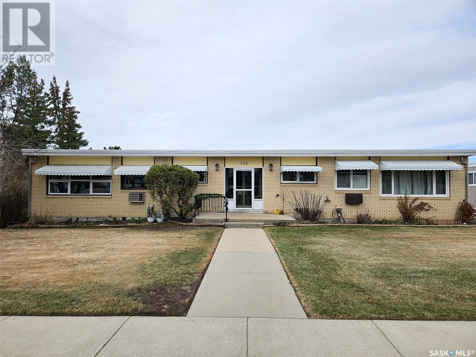 8 320 13th Avenue Ne, Swift Current, Saskatchewan  S9H 2V9 - Photo 1 - SK995404