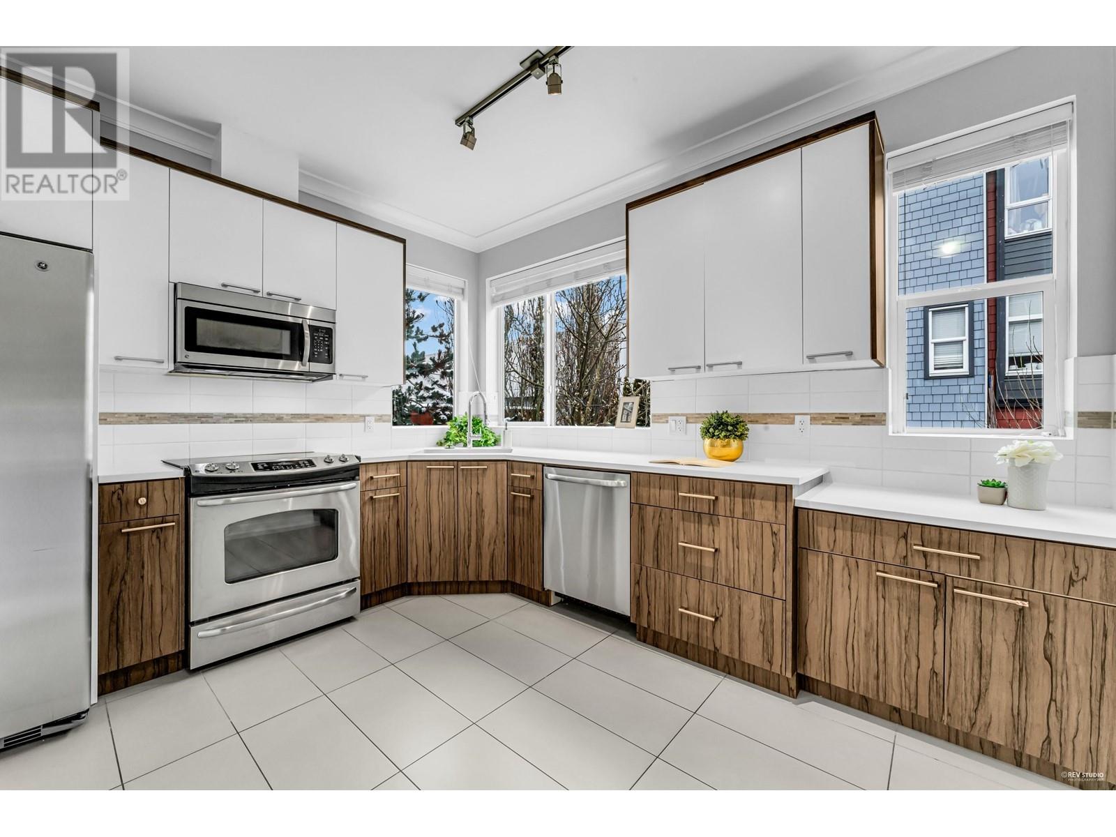 Listing Picture 4 of 31 : 316 7533 GILLEY AVENUE, Burnaby / 本拿比 - 魯藝地產 Yvonne Lu Group - MLS Medallion Club Member