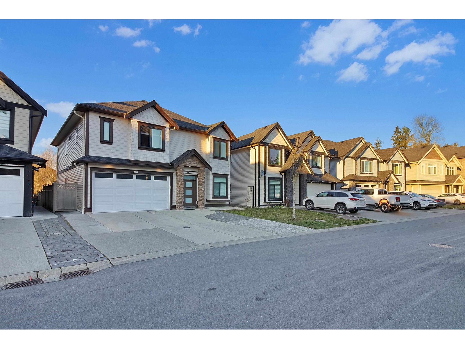 Property at 3176 ENGINEER CRESCENT image 2