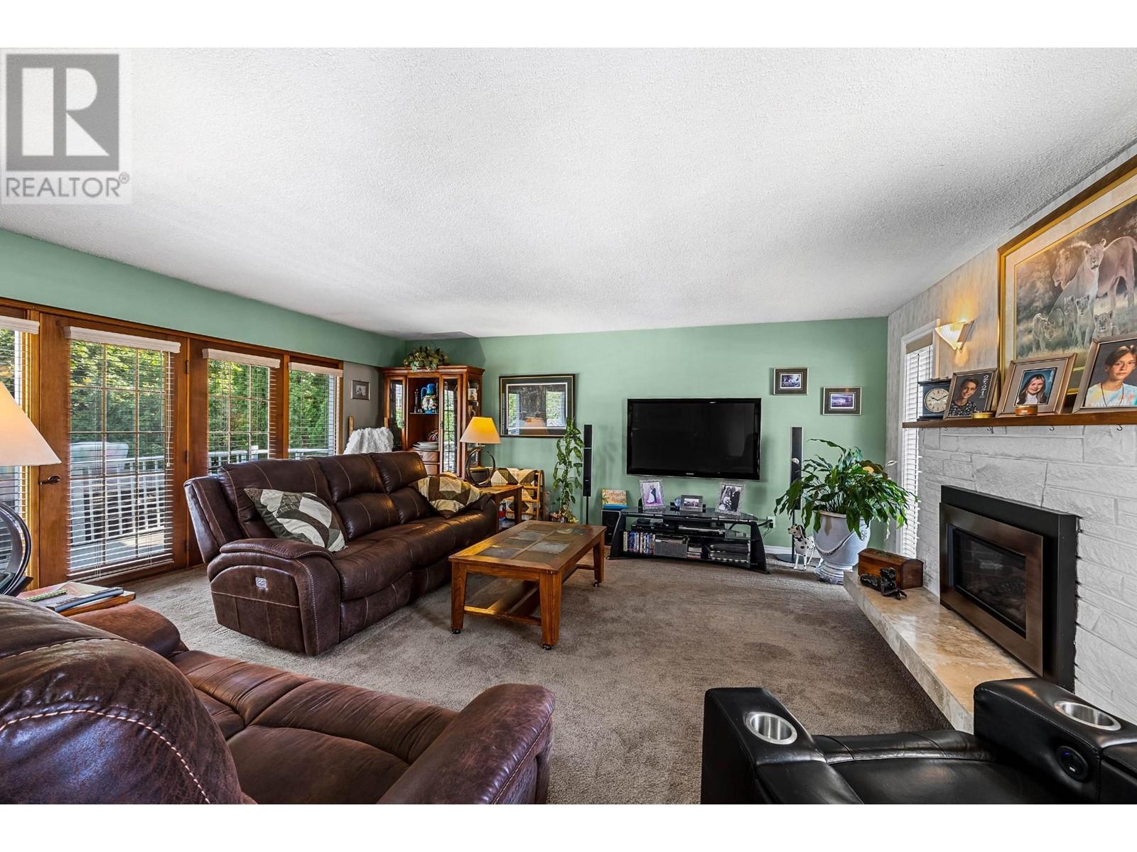 Property at 2370 GREENFIELD Avenue image 4