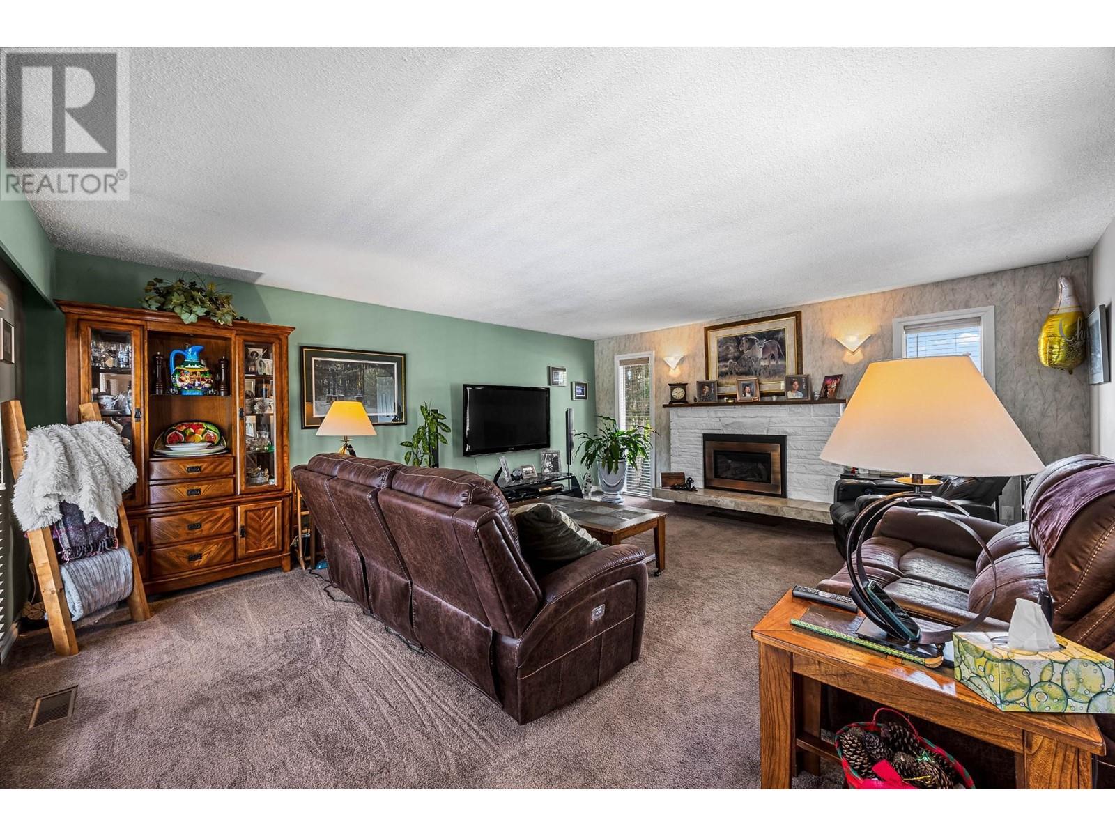 Property at 2370 GREENFIELD Avenue image 3