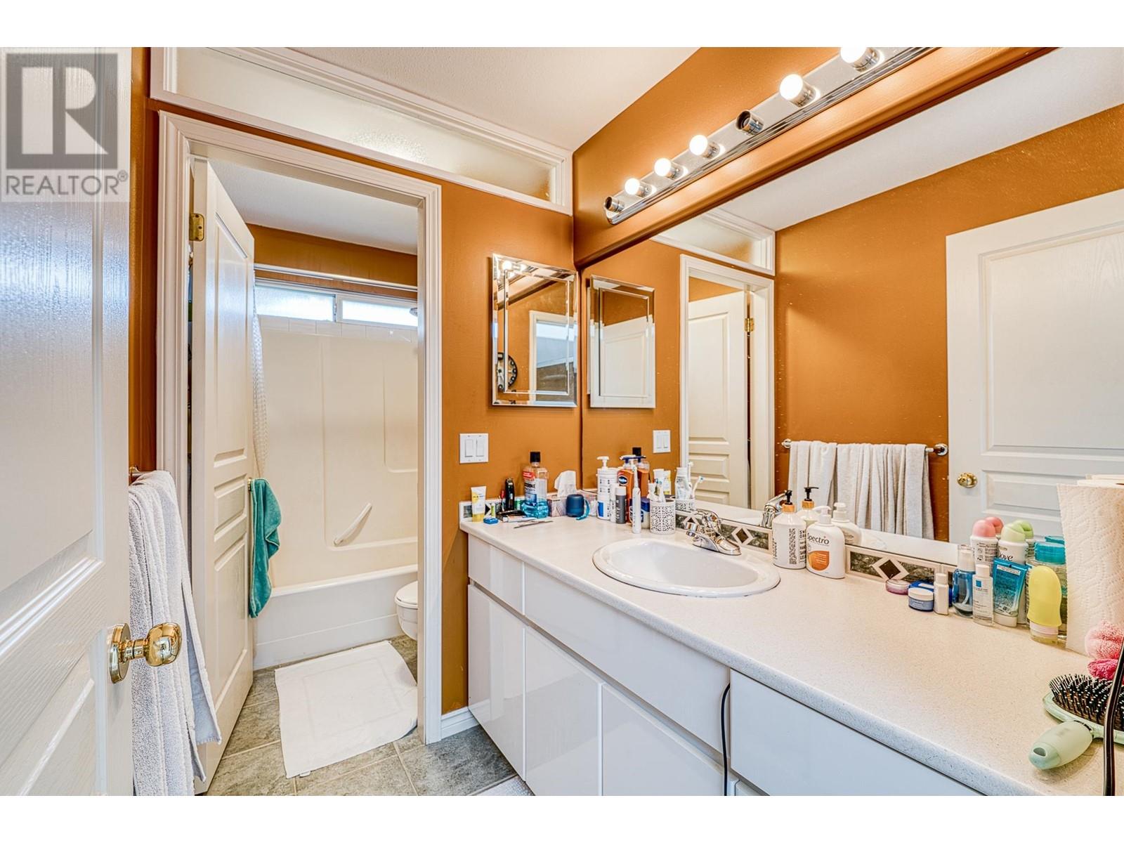 Listing Picture 13 of 14 : 6893 BARNARD DRIVE, Richmond / 烈治文 - 魯藝地產 Yvonne Lu Group - MLS Medallion Club Member