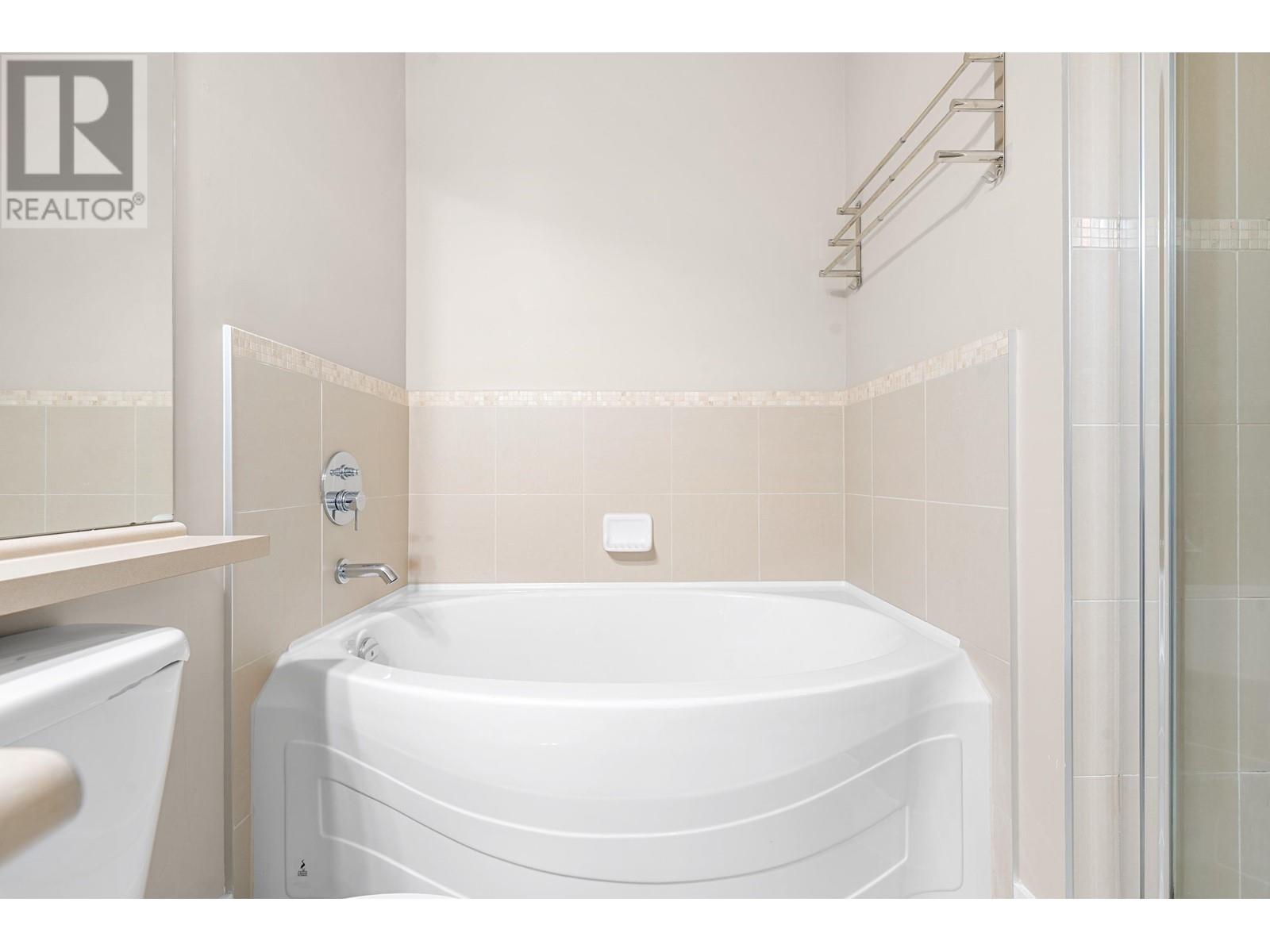 Listing Picture 32 of 40 : 215 2250 WESBROOK MALL, Vancouver / 溫哥華 - 魯藝地產 Yvonne Lu Group - MLS Medallion Club Member