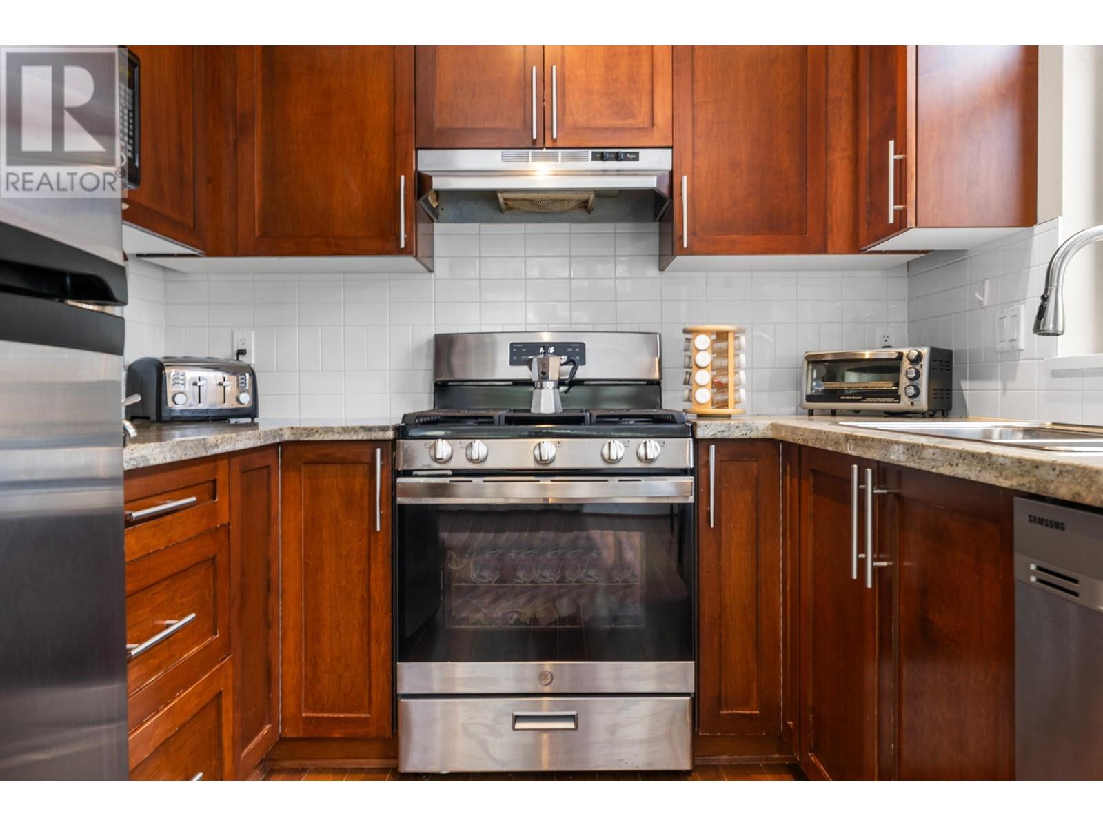 Listing Picture 16 of 40 : 215 2250 WESBROOK MALL, Vancouver / 溫哥華 - 魯藝地產 Yvonne Lu Group - MLS Medallion Club Member