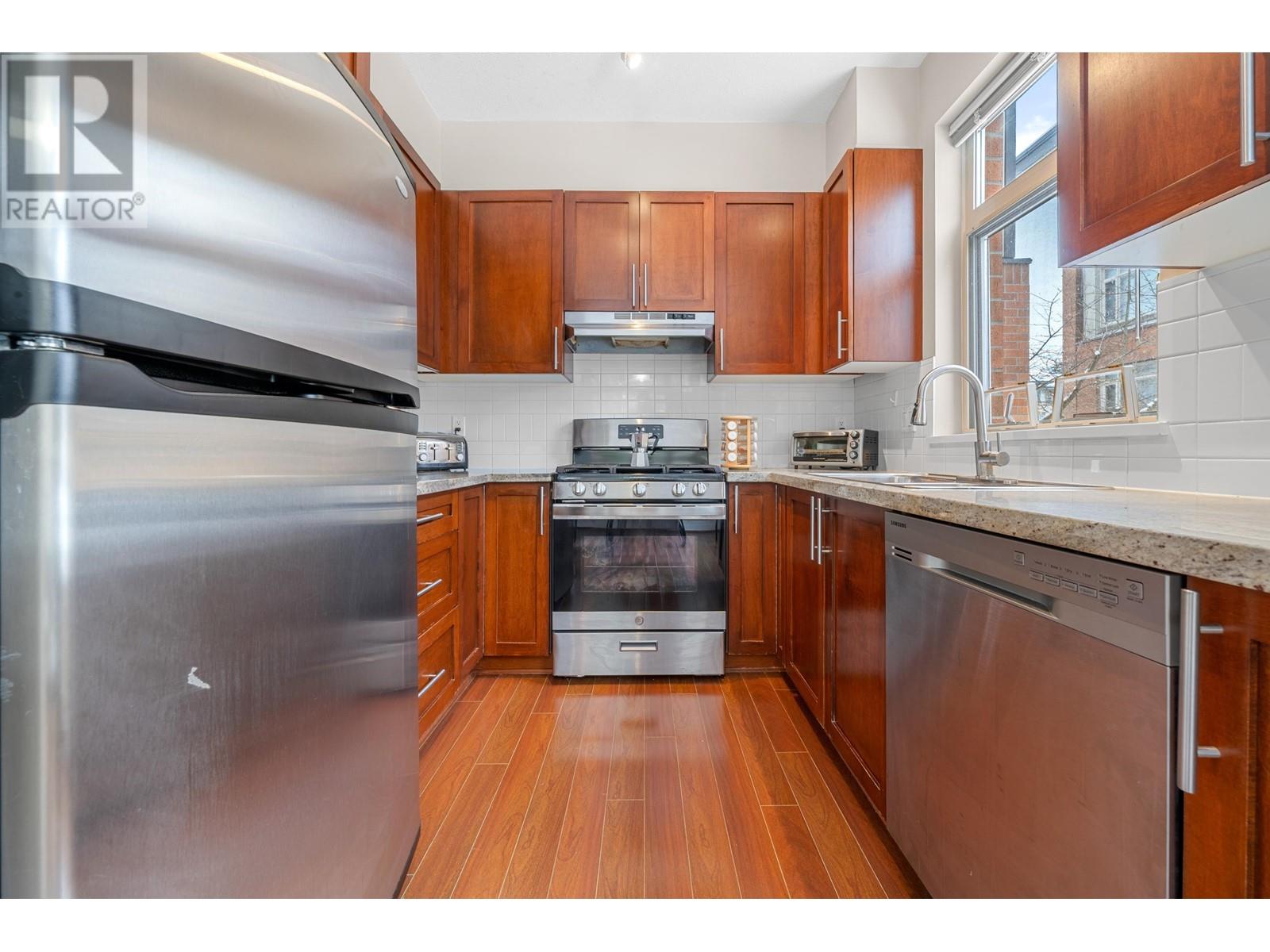 Listing Picture 14 of 40 : 215 2250 WESBROOK MALL, Vancouver / 溫哥華 - 魯藝地產 Yvonne Lu Group - MLS Medallion Club Member