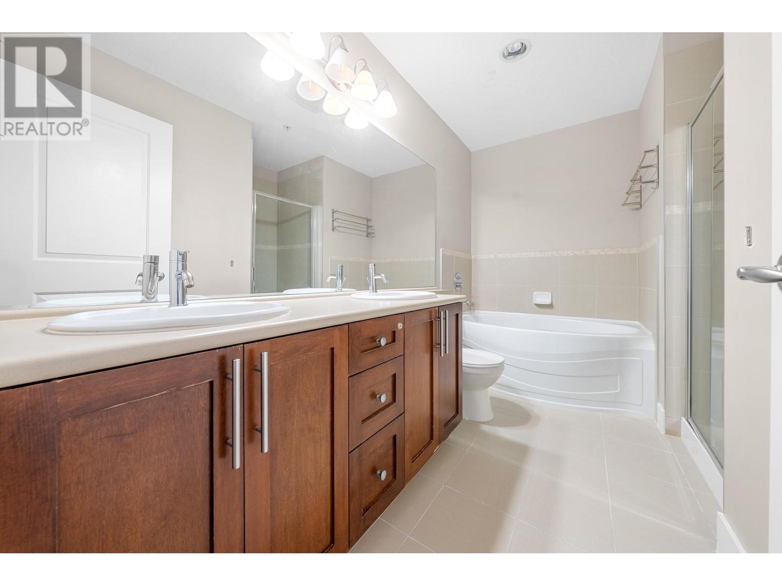 Listing Picture 31 of 40 : 215 2250 WESBROOK MALL, Vancouver / 溫哥華 - 魯藝地產 Yvonne Lu Group - MLS Medallion Club Member