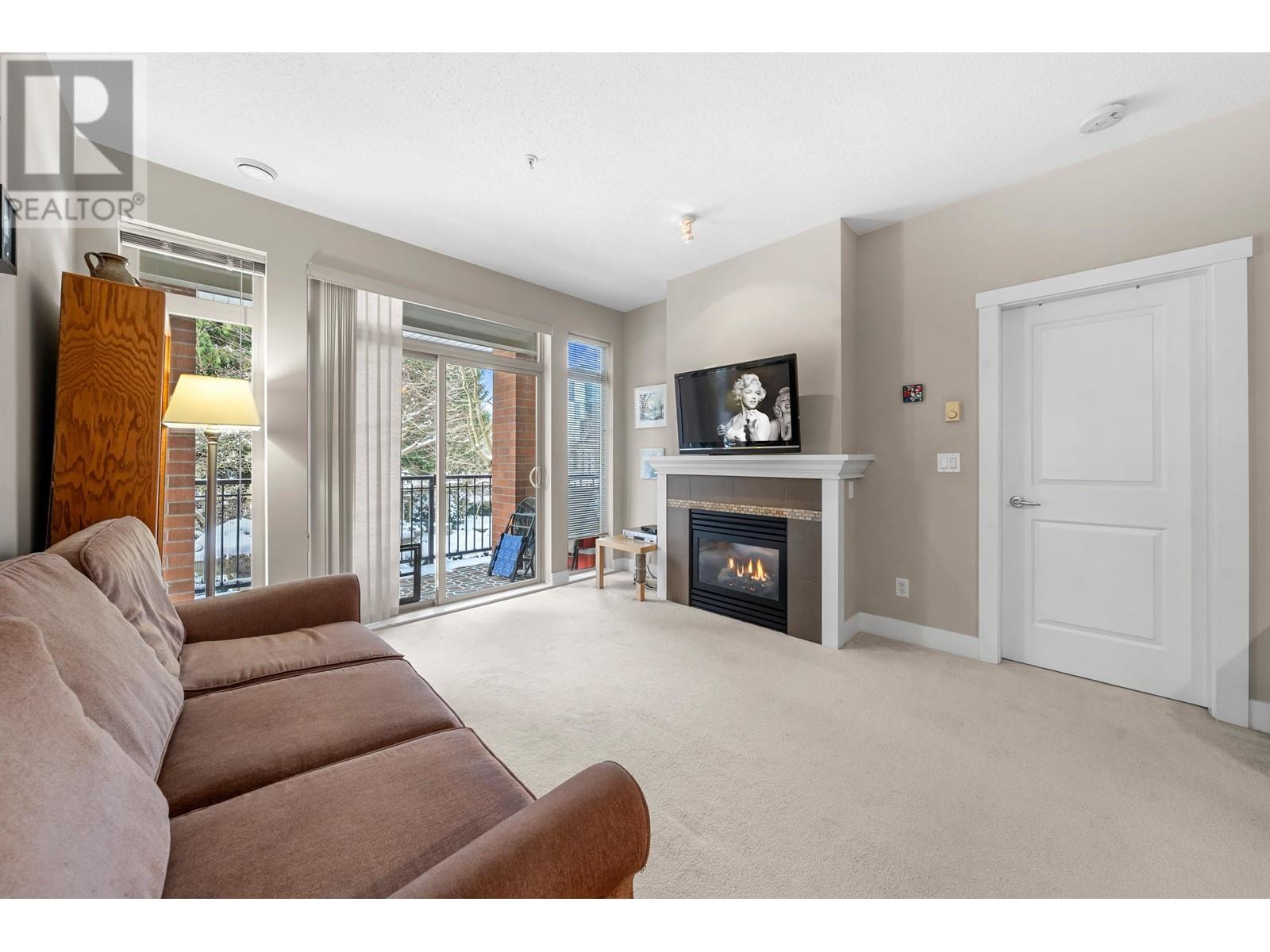 Listing Picture 3 of 40 : 215 2250 WESBROOK MALL, Vancouver / 溫哥華 - 魯藝地產 Yvonne Lu Group - MLS Medallion Club Member