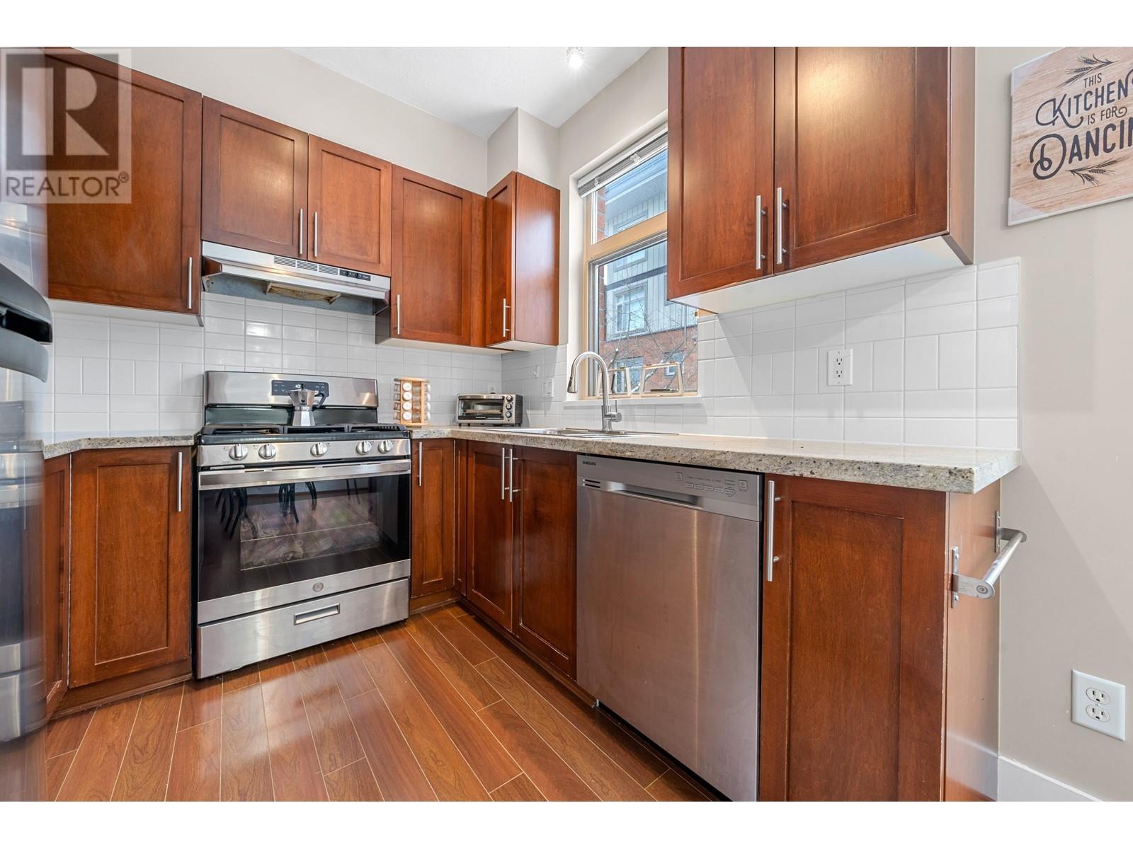 Listing Picture 15 of 40 : 215 2250 WESBROOK MALL, Vancouver / 溫哥華 - 魯藝地產 Yvonne Lu Group - MLS Medallion Club Member