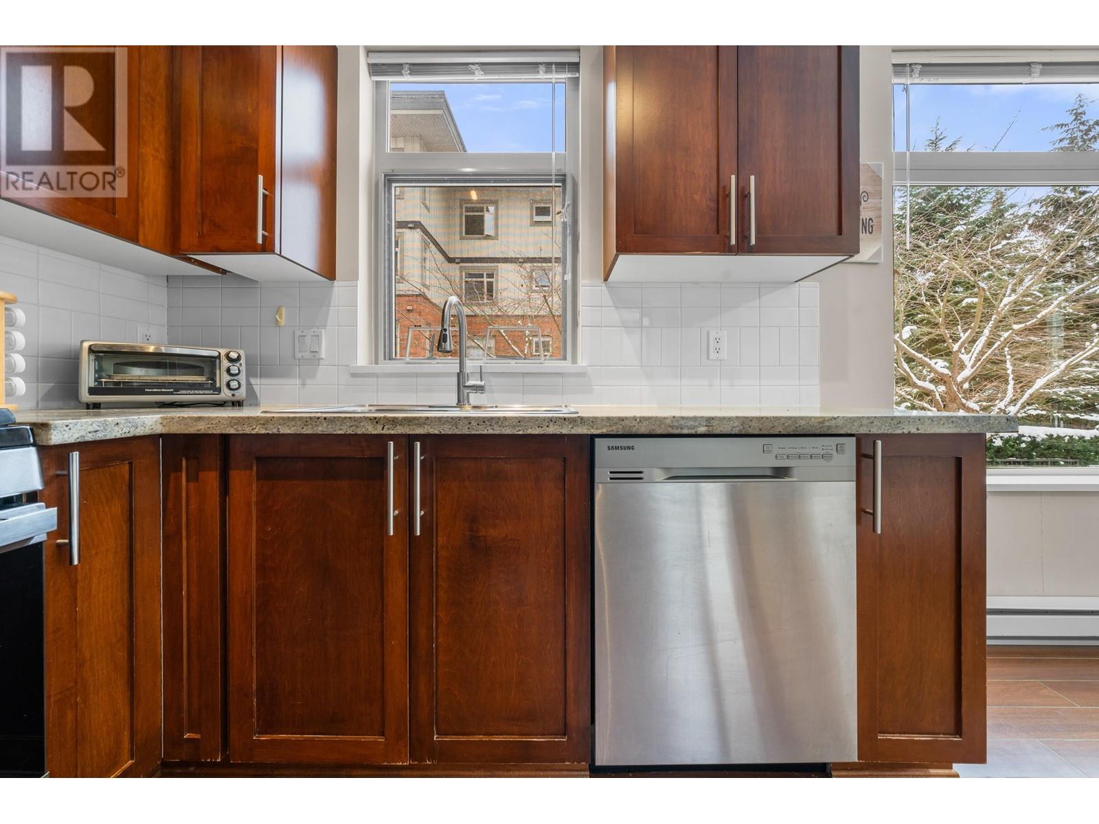 Listing Picture 18 of 40 : 215 2250 WESBROOK MALL, Vancouver / 溫哥華 - 魯藝地產 Yvonne Lu Group - MLS Medallion Club Member