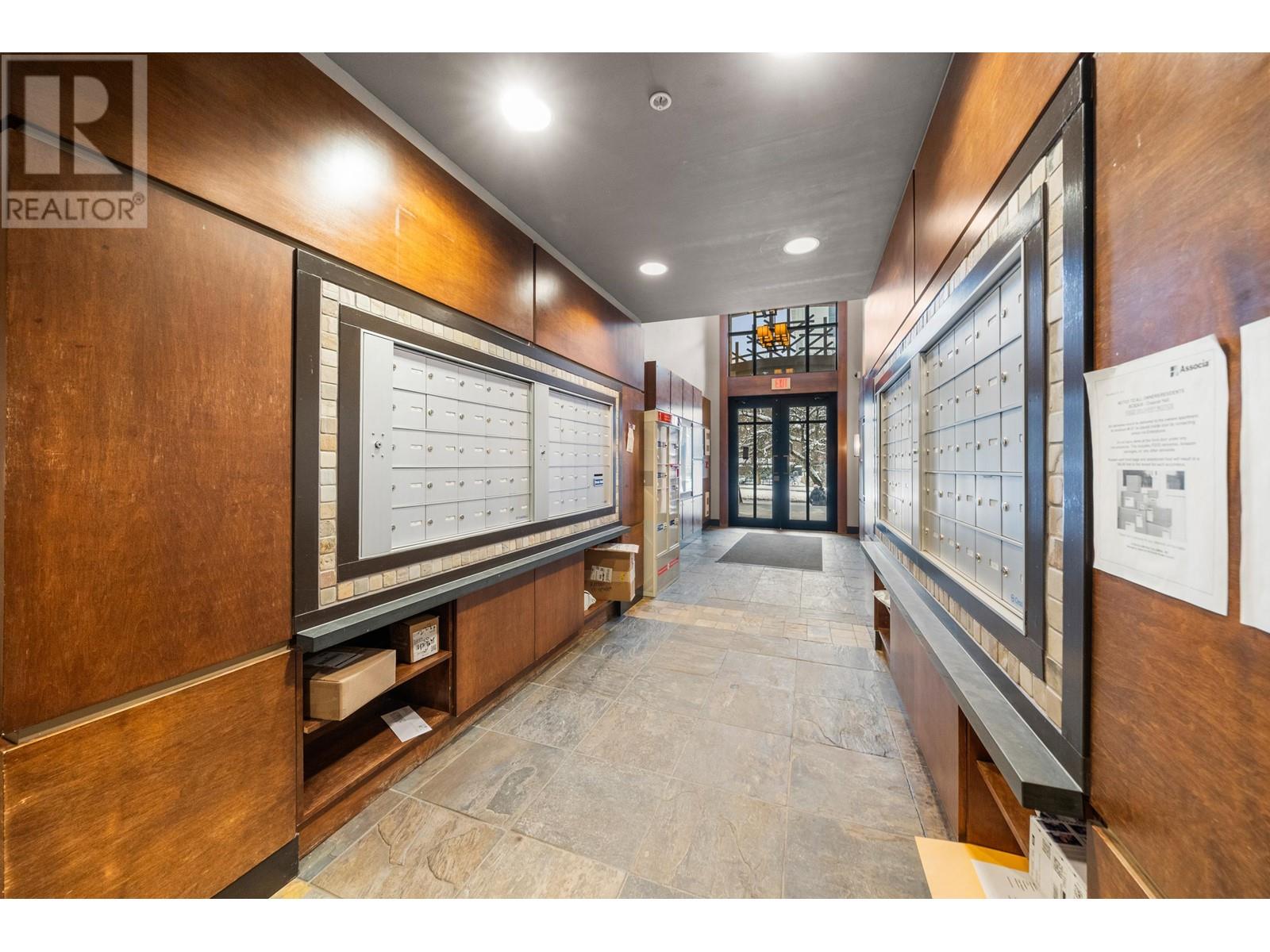 Listing Picture 36 of 40 : 215 2250 WESBROOK MALL, Vancouver / 溫哥華 - 魯藝地產 Yvonne Lu Group - MLS Medallion Club Member