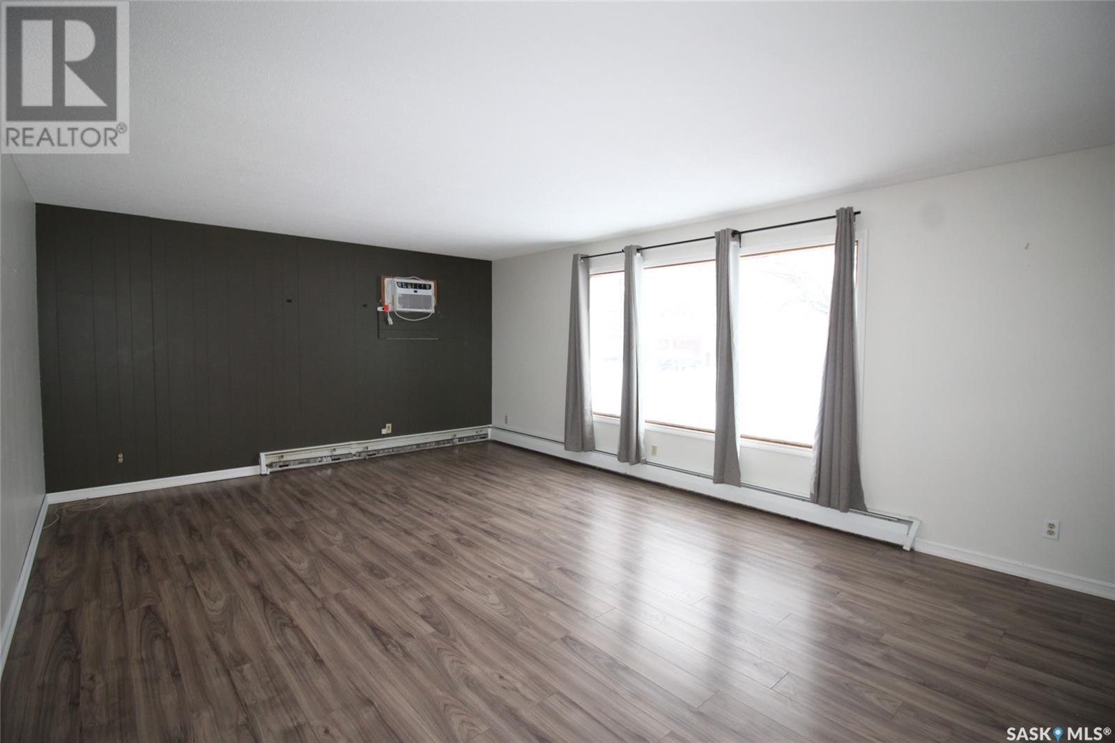 Property at 656 4th STREET W image 4