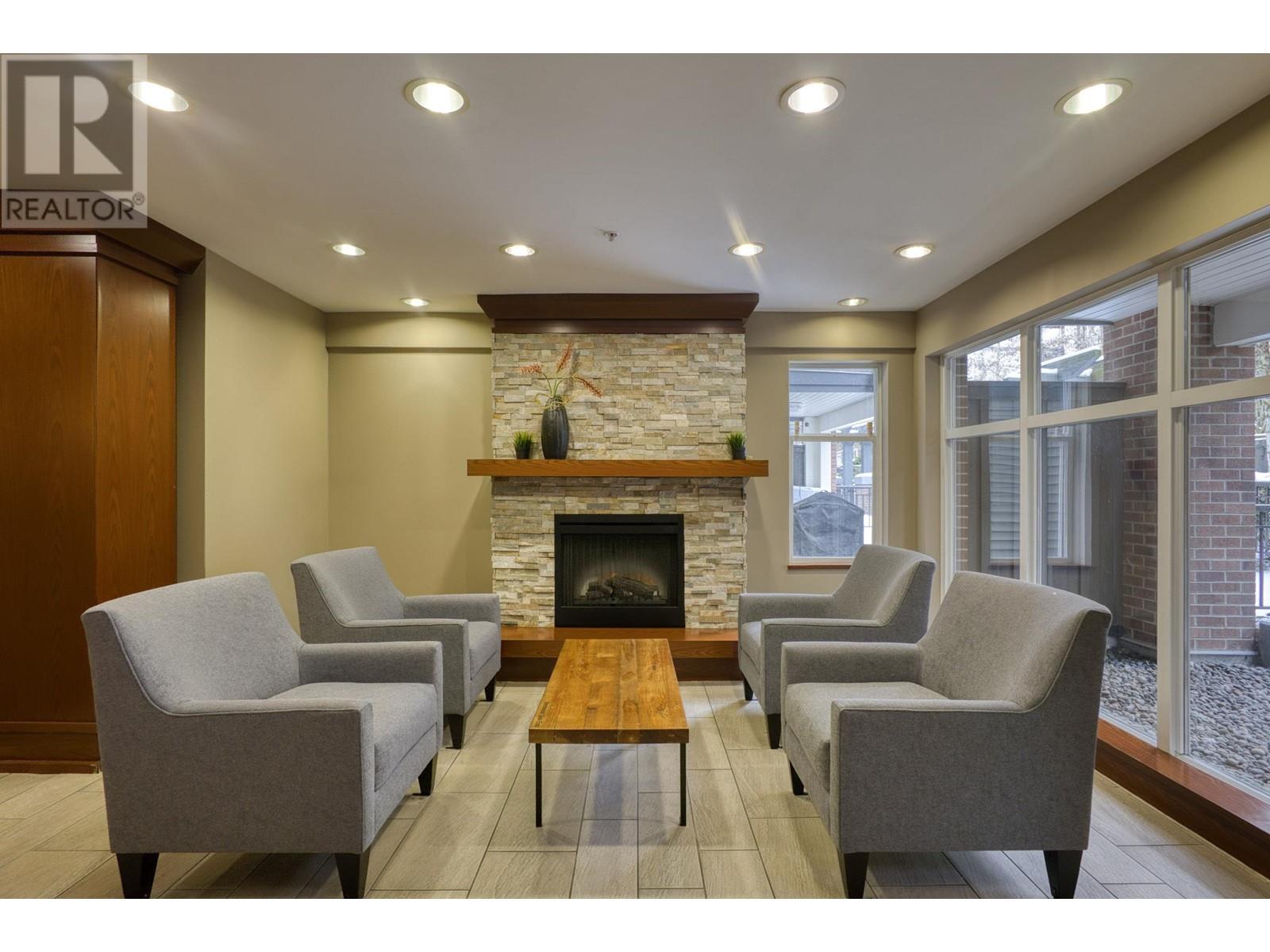 Listing Picture 3 of 21 : 313 4868 BRENTWOOD DRIVE, Burnaby / 本拿比 - 魯藝地產 Yvonne Lu Group - MLS Medallion Club Member