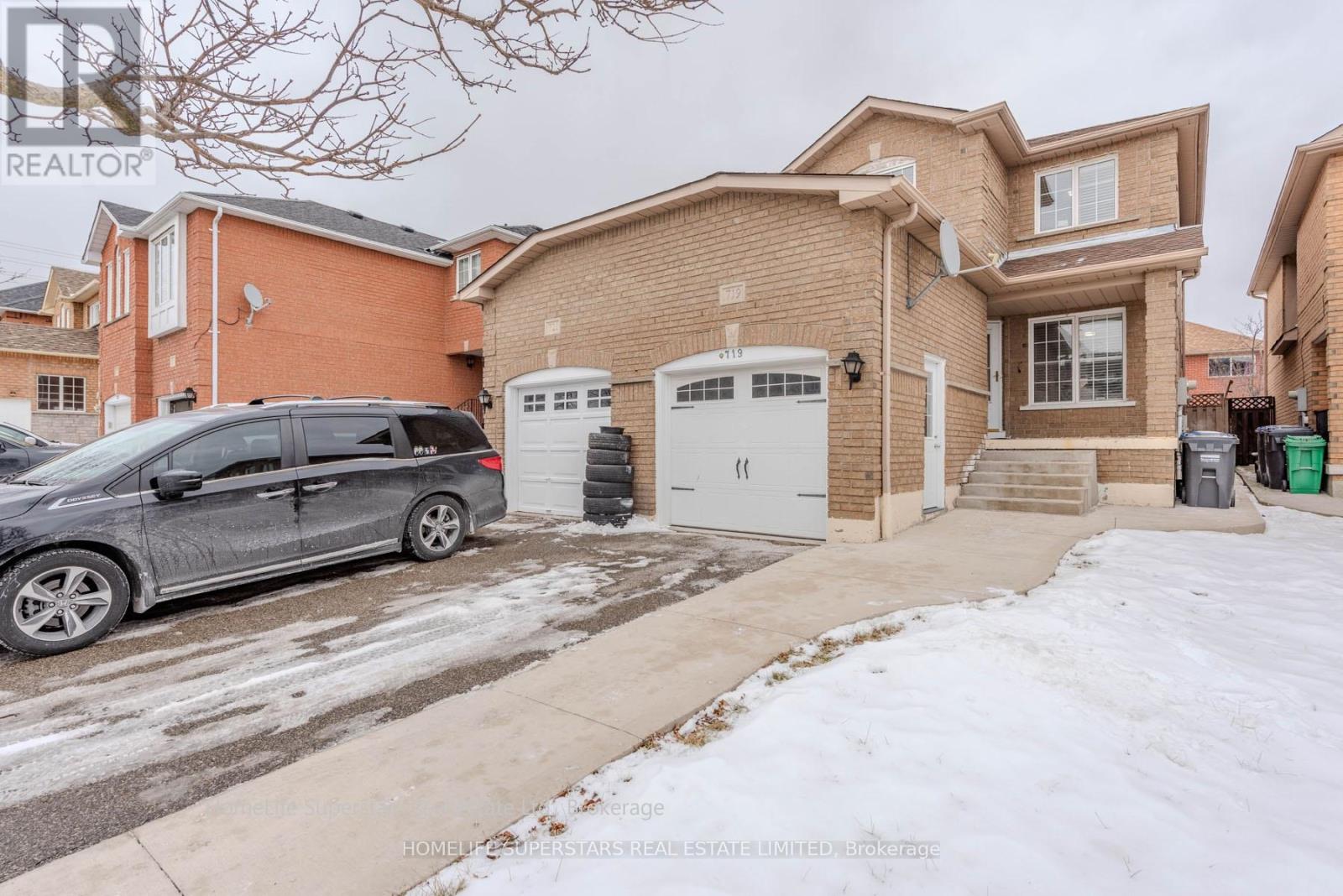 719 Stonebridge Avenue, Mississauga, Ontario  L5V 2K9 - Photo 2 - W11941109