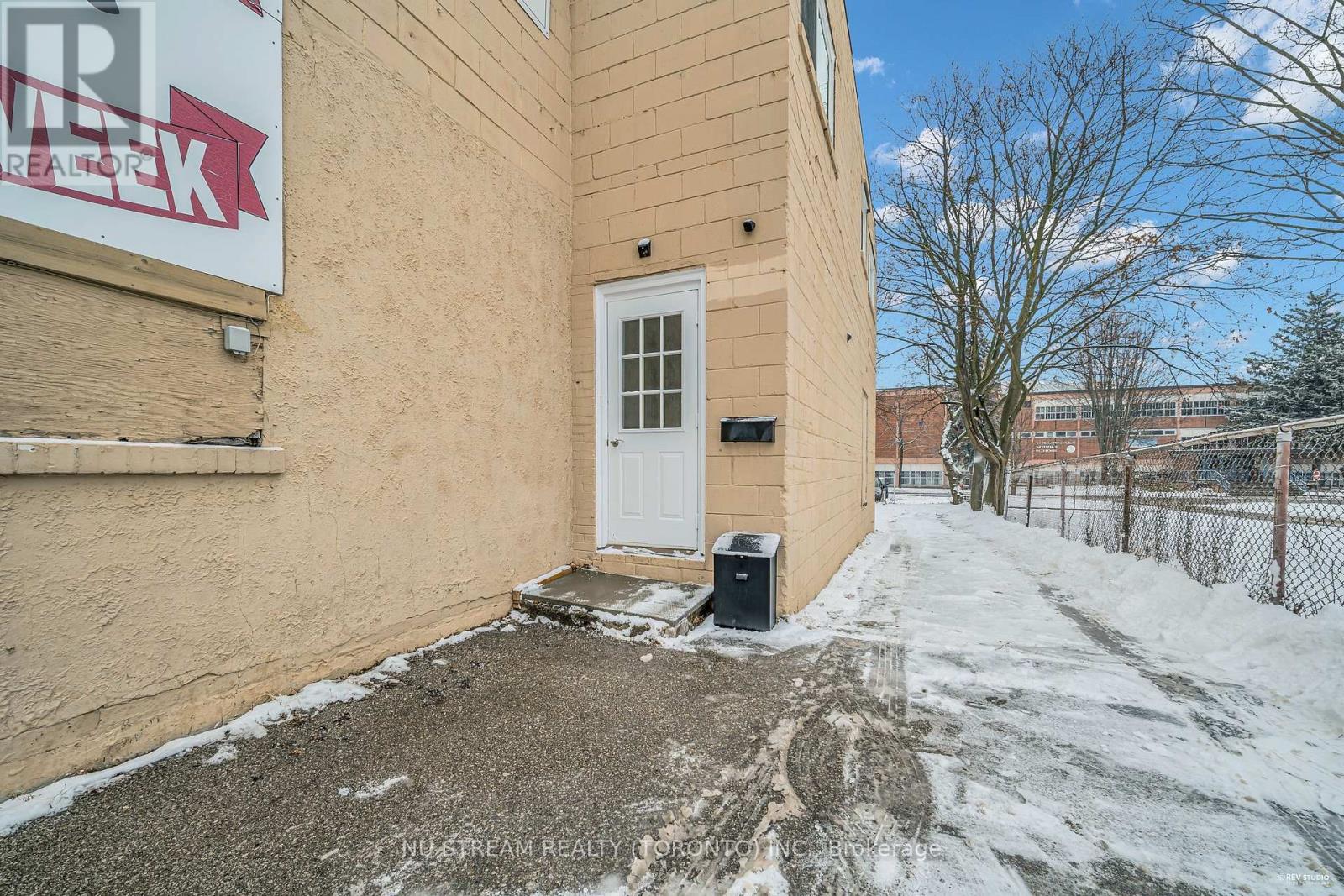 Upper 1 - 235 Senlac Road, Toronto, Ontario  M2R 1P6 - Photo 2 - C11963342