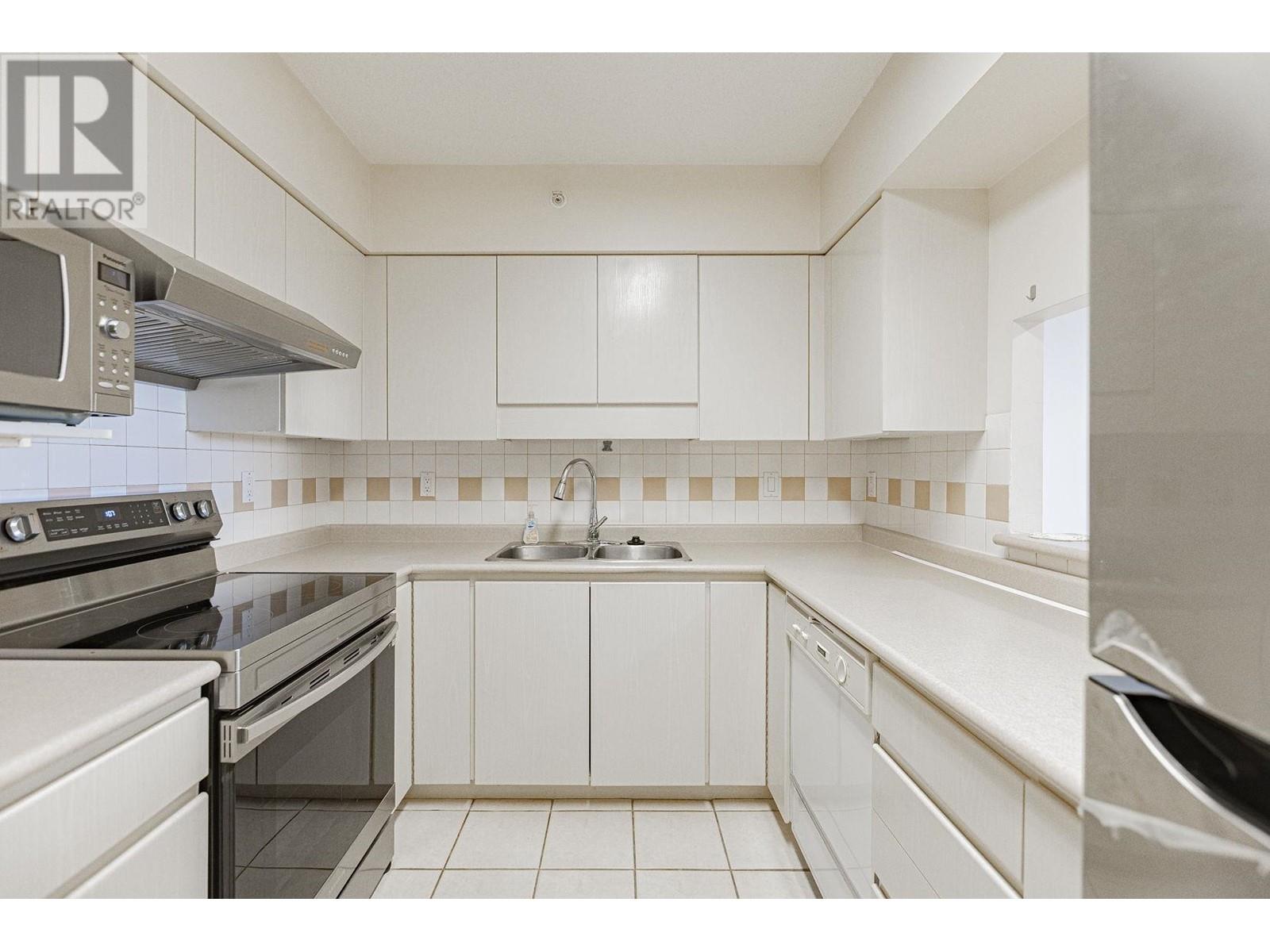 Listing Picture 2 of 29 : 804 8248 LANSDOWNE ROAD, Richmond / 烈治文 - 魯藝地產 Yvonne Lu Group - MLS Medallion Club Member