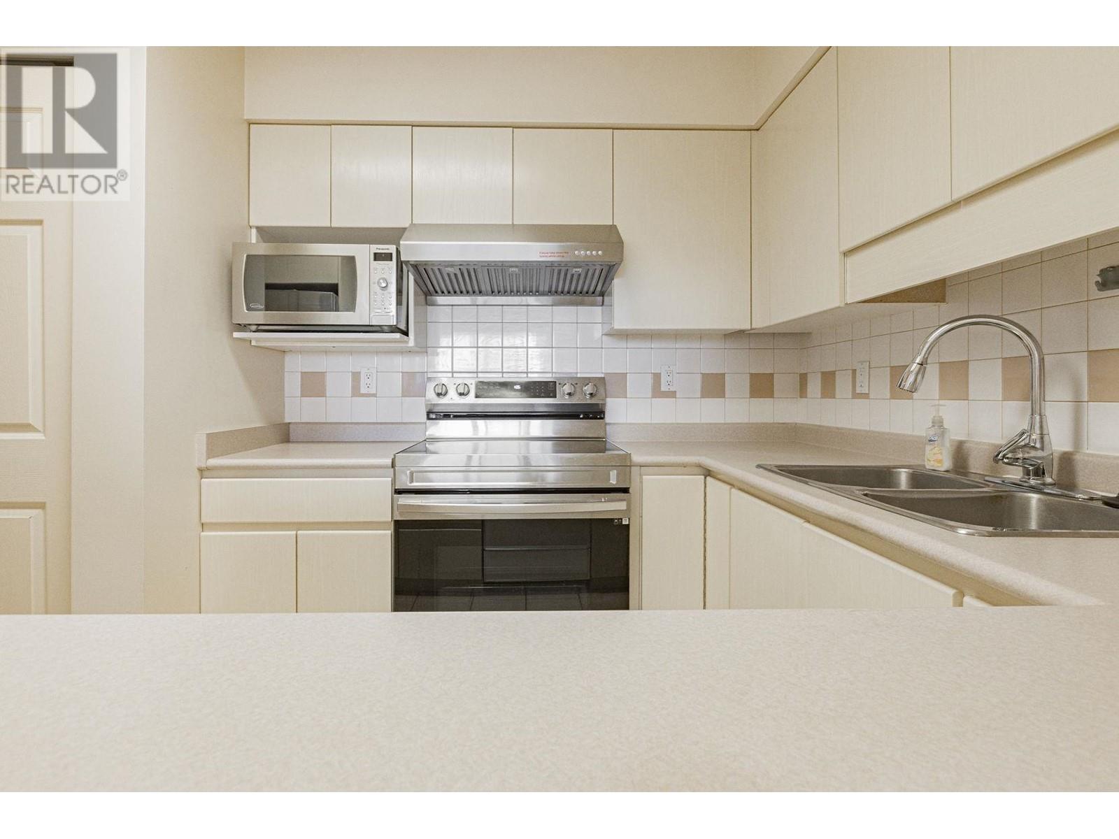 Listing Picture 3 of 29 : 804 8248 LANSDOWNE ROAD, Richmond / 烈治文 - 魯藝地產 Yvonne Lu Group - MLS Medallion Club Member