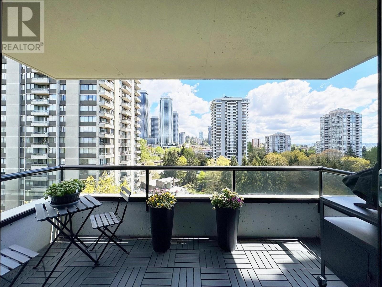 Listing Picture 4 of 22 : 706 3980 CARRIGAN COURT, Burnaby / 本拿比 - 魯藝地產 Yvonne Lu Group - MLS Medallion Club Member