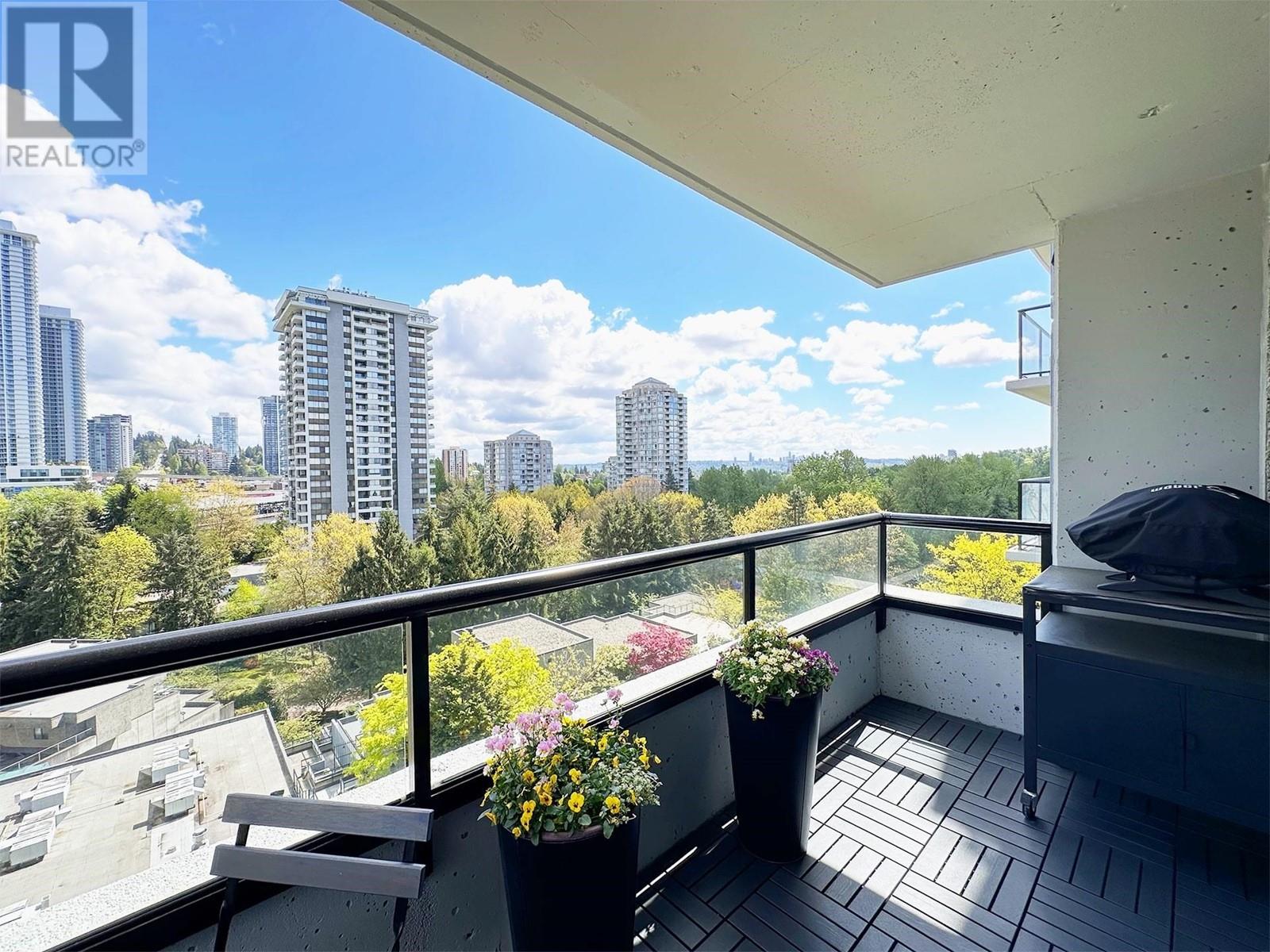 Listing Picture 3 of 22 : 706 3980 CARRIGAN COURT, Burnaby / 本拿比 - 魯藝地產 Yvonne Lu Group - MLS Medallion Club Member