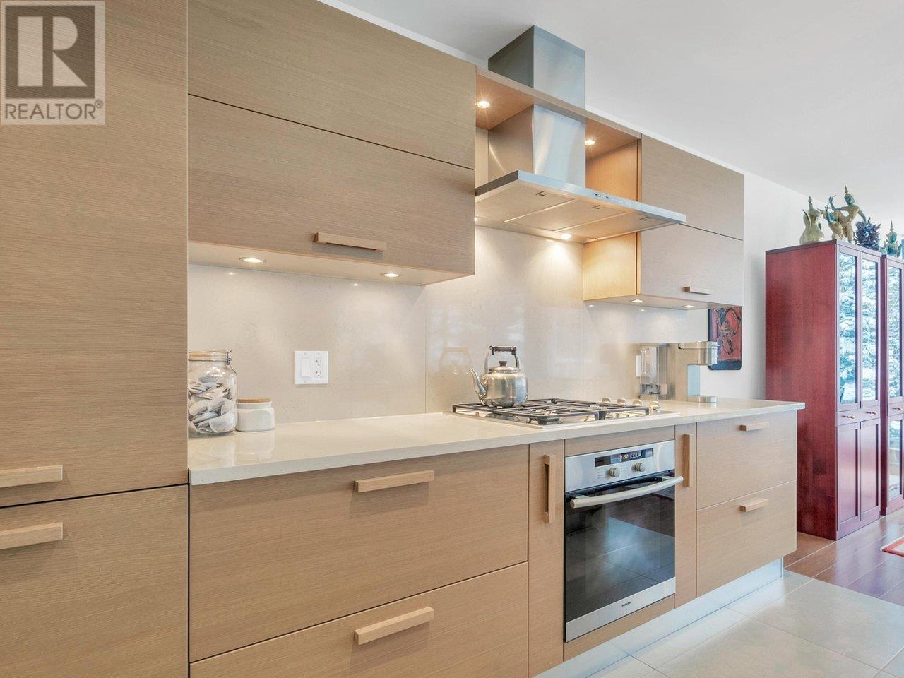 Listing Picture 3 of 28 : 404 5838 BERTON AVENUE, Vancouver / 溫哥華 - 魯藝地產 Yvonne Lu Group - MLS Medallion Club Member