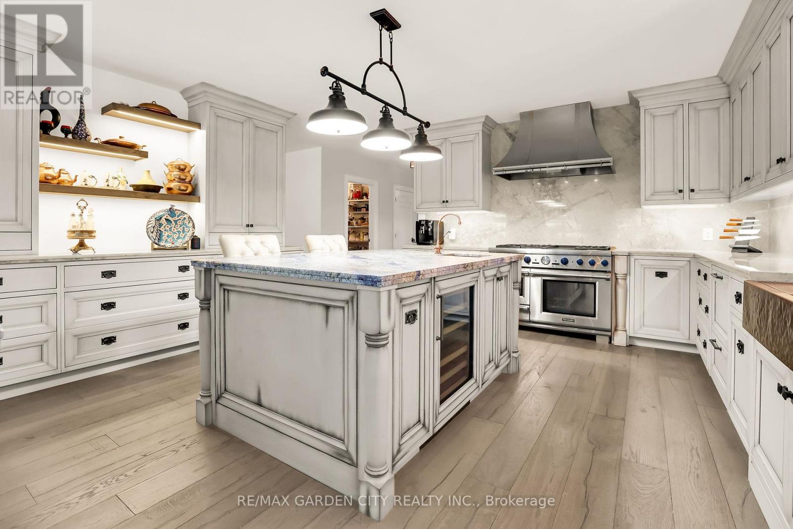 Property at 129 MAIN STREET W image 2