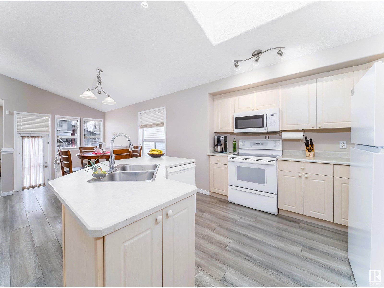 Property at 3709 22A ST NW image 4
