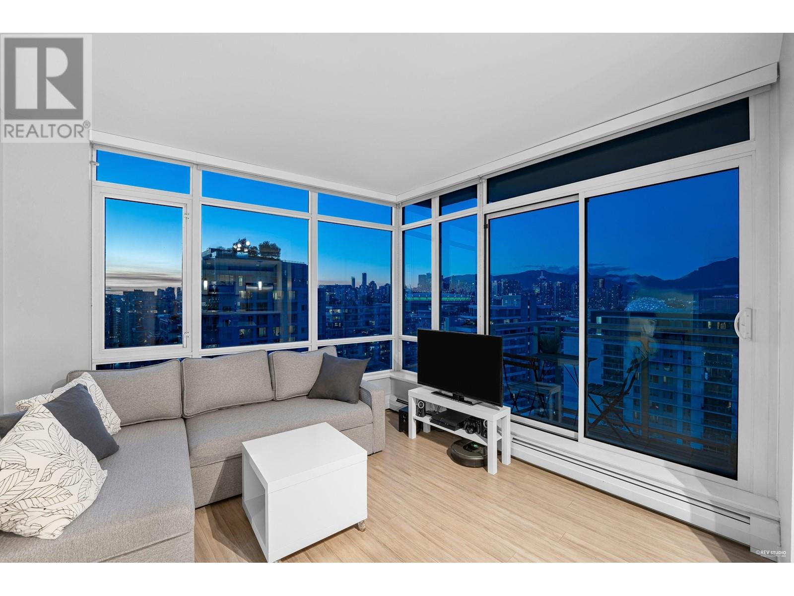 Listing Picture 3 of 21 : 1702 1775 QUEBEC STREET, Vancouver / 溫哥華 - 魯藝地產 Yvonne Lu Group - MLS Medallion Club Member