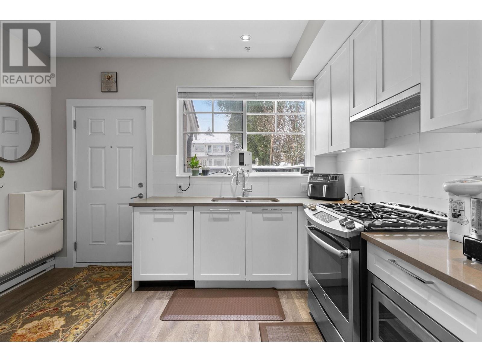Listing Picture 10 of 40 : 1 5152 CANADA WAY, Burnaby / 本拿比 - 魯藝地產 Yvonne Lu Group - MLS Medallion Club Member