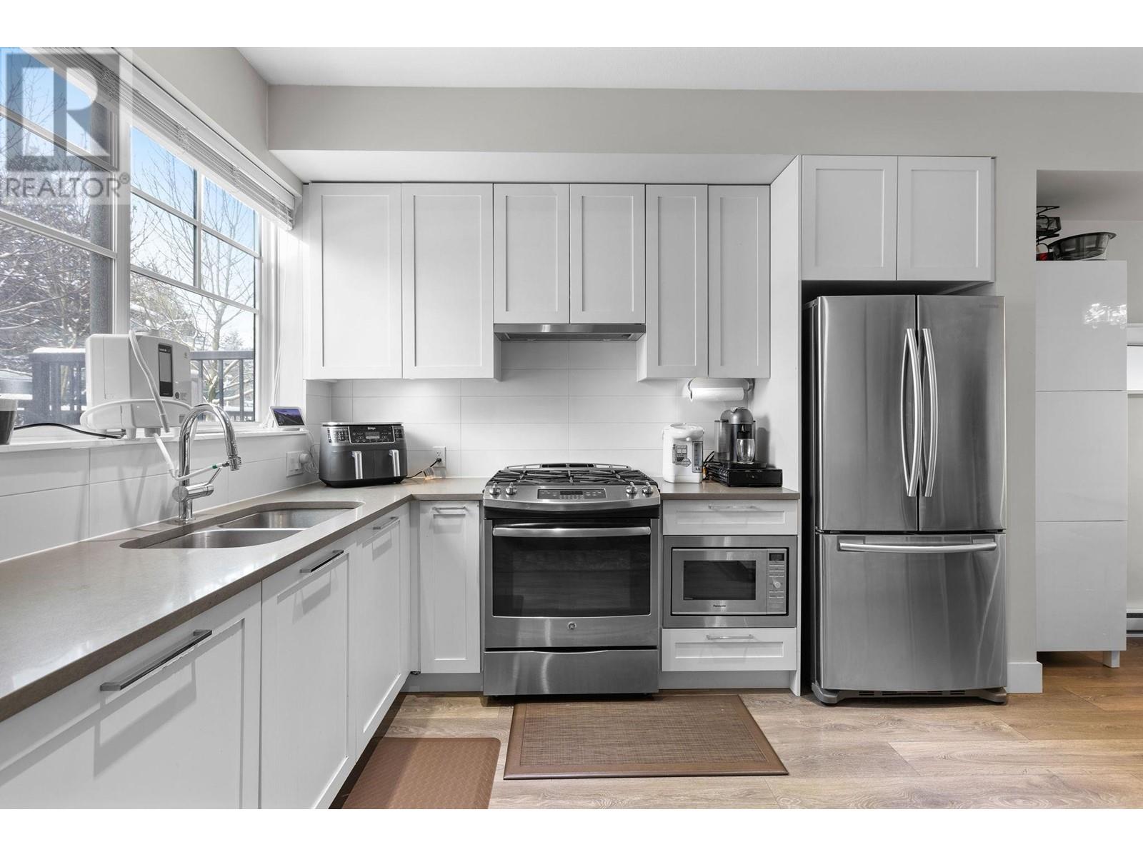 Listing Picture 2 of 40 : 1 5152 CANADA WAY, Burnaby / 本拿比 - 魯藝地產 Yvonne Lu Group - MLS Medallion Club Member